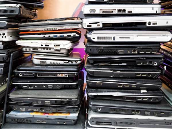 pila di vecchi computer usati